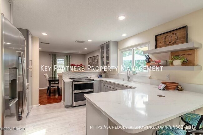 Building Photo - 716 Lindenwood Cir W