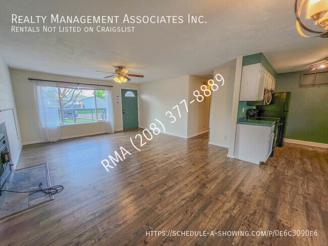 Building Photo - Centrally Located 2 Bedroom House with Office