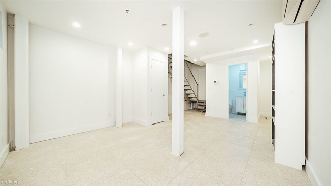 Foto del edificio - 112 Manhattan Ave
