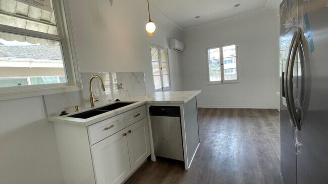 Kitchen - 1540 S Sherbourne Dr