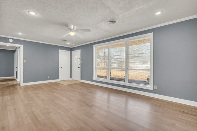 Building Photo - Renovated 3 Bedroom 1 Bath Home for Rent!