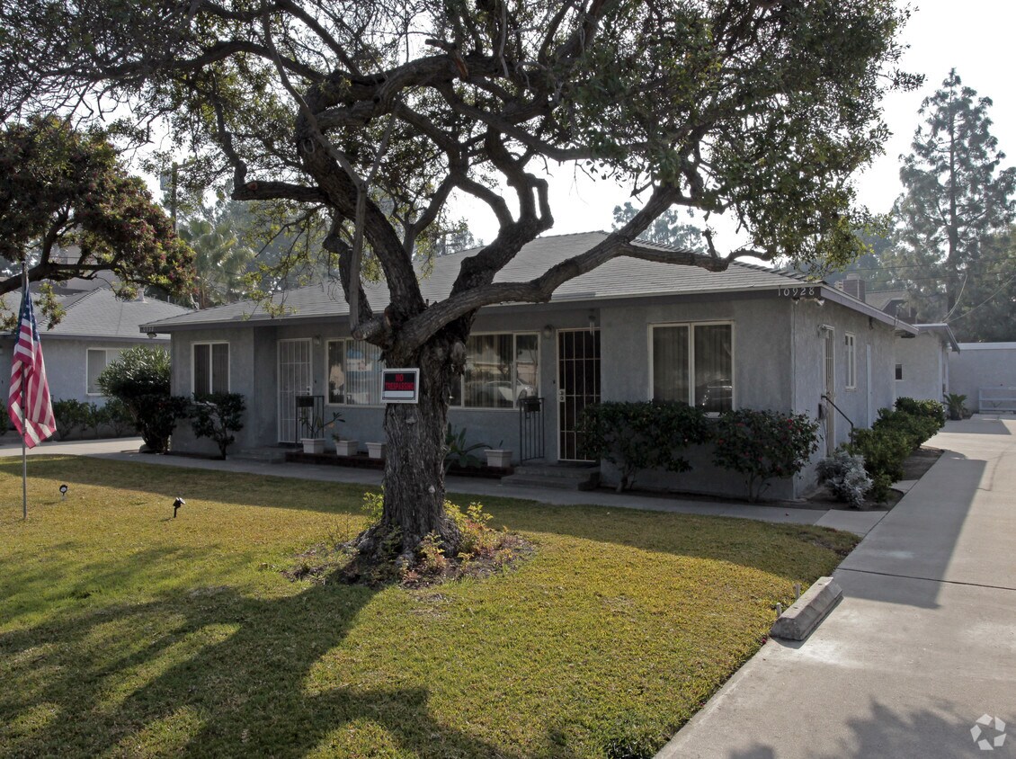 Foto del edificio - 10918-10942 Lampson Ave