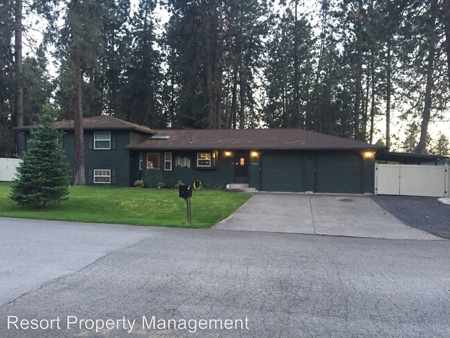 Building Photo - 5999 N Pinegrove Dr