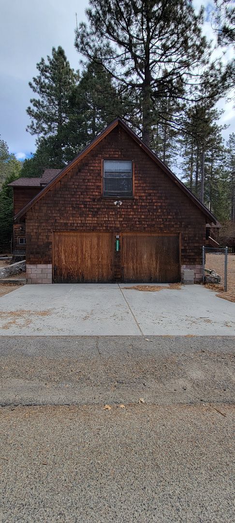 Building Photo - $1500 Cute 1 bedroom 1 bath unit above garage on quiet street