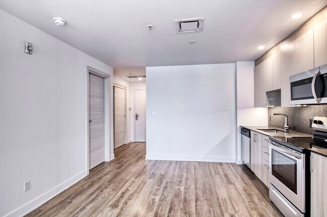 Building Photo - 30 Bd Saint-Joseph E