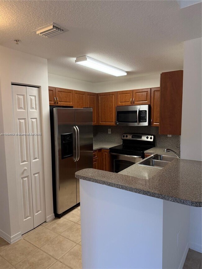 Foto del edificio - 906 SW 143rd Ave