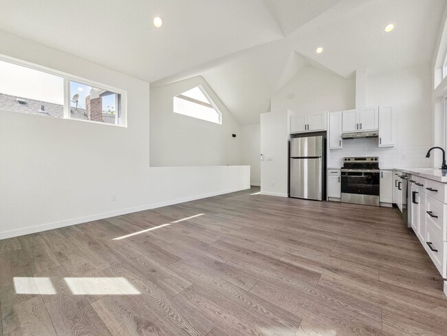 Foto del edificio - Modern 3-Bedroom AADU with Bright, Open Sp...
