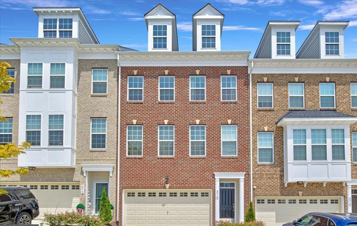 Foto principal - MAGNIFICENT 2,700 Sq Ft Three Bedroom 4 Ba...