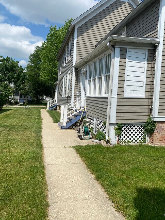 Side Yard - 145 N Larch Ave