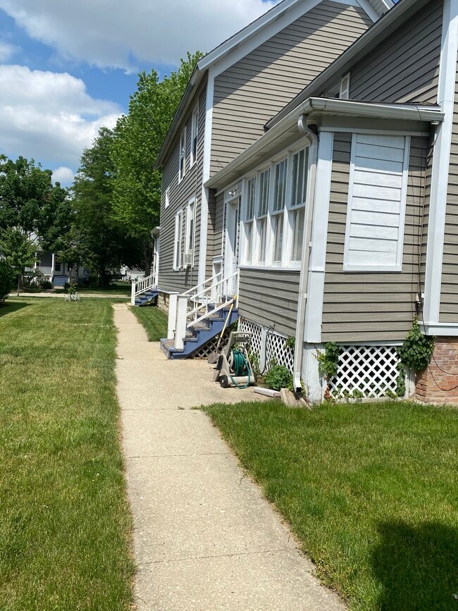 Side Yard - 145 N Larch Ave