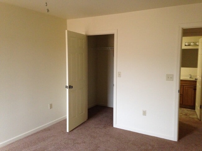 Building Photo - 26 S Dun Ln