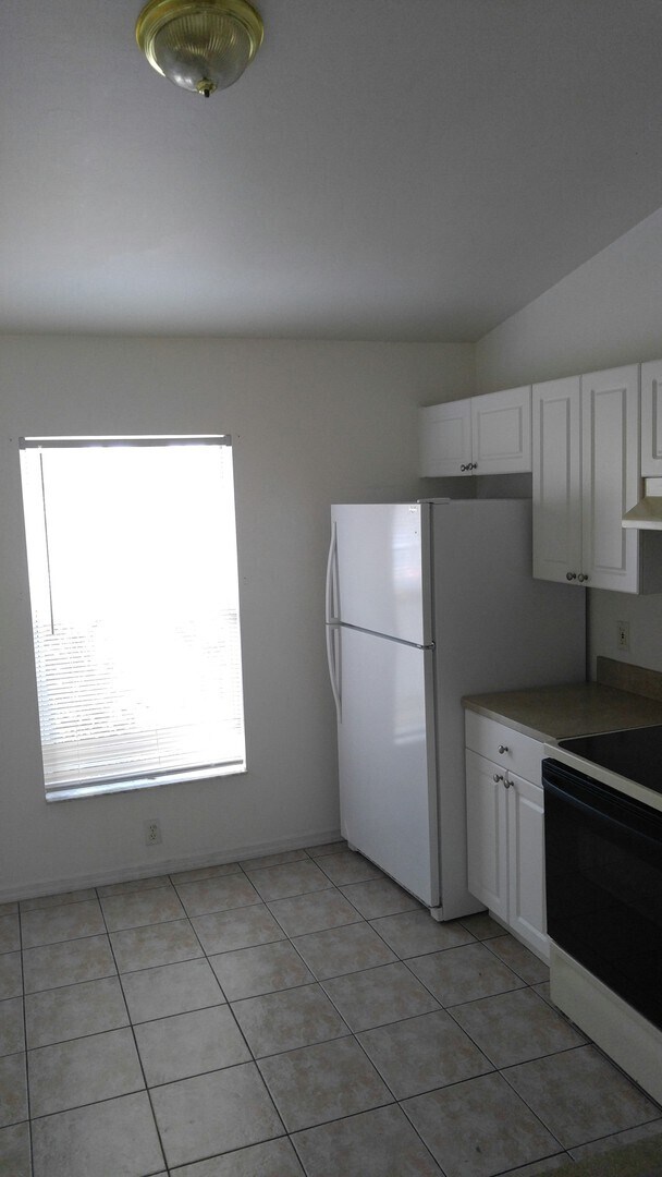 Building Photo - Spacious 2/2 with garage in family neighbo...