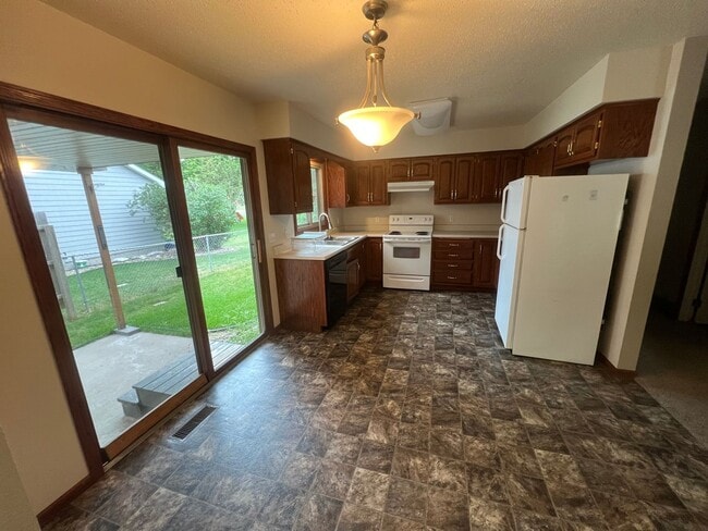 Building Photo - 3 Bed 2 Bath Twin Home For Rent!