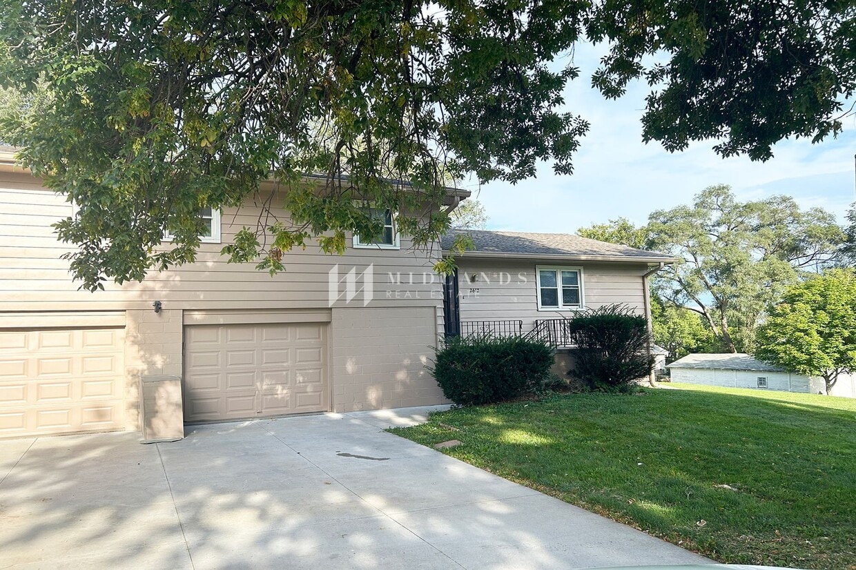 Primary Photo - Aksarben Duplex