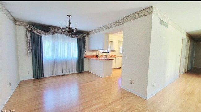 Building Photo - 813 Brentwood Dr