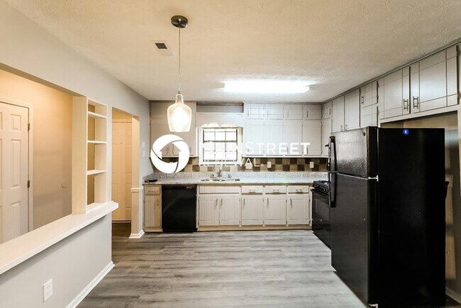 Building Photo - 3 Bedroom Pet-Friendly Home in Jonesboro, GA with Main Street Renewal