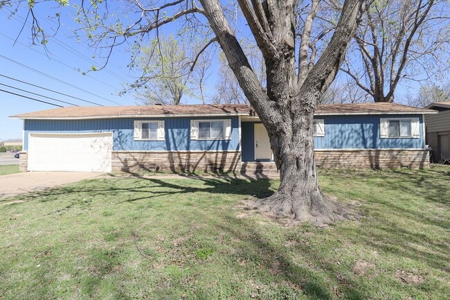 Building Photo - New Summer Low Price! Charming 3-Bedroom H...