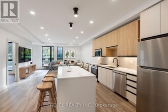 Building Photo - 4390 Hillview Dr