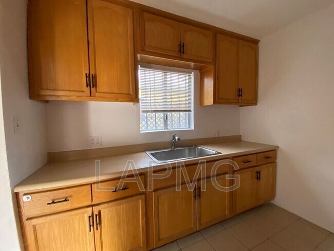 Foto del edificio - 6167 E Olympic Blvd