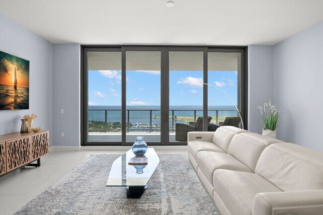 Foto del edificio - LUXURY Fully Furnished Condo in Saltaire For Rent!