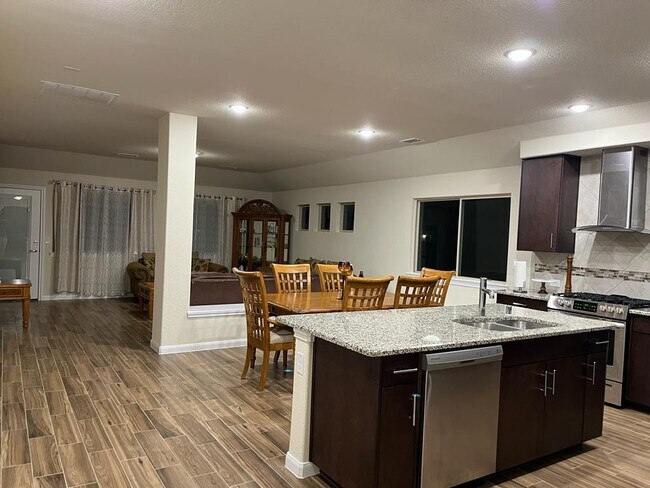 Foto del edificio - 1265 Rosebush Rd