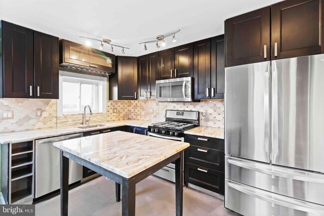 Foto del edificio - 2443 E Cumberland St