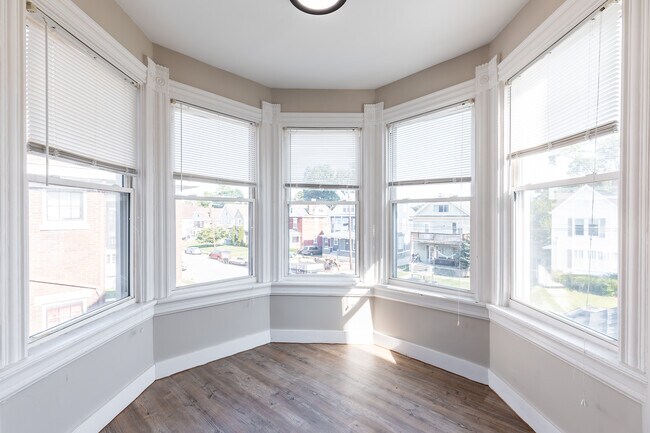 Building Photo - 1949 Hudson Ave