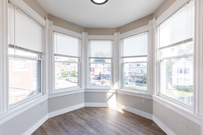 Building Photo - 1949 Hudson Ave