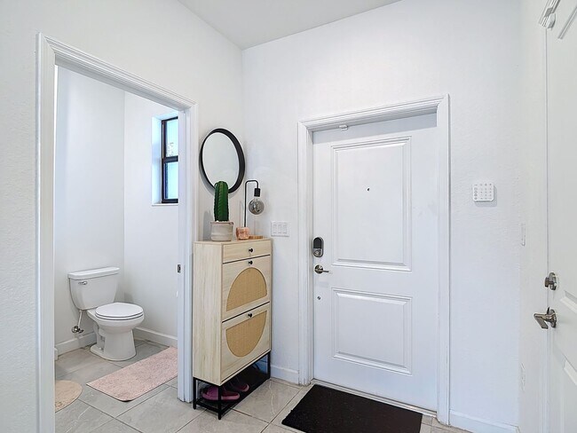 Foto del edificio - Gorgeous 3 bedroom 2 1/2 bath Townhouse bu...