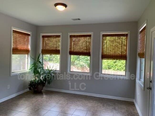 Building Photo - 205 Silver Hawk Dr
