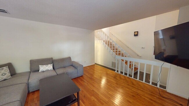 Building Photo - Rare end unit townhome in Raintree