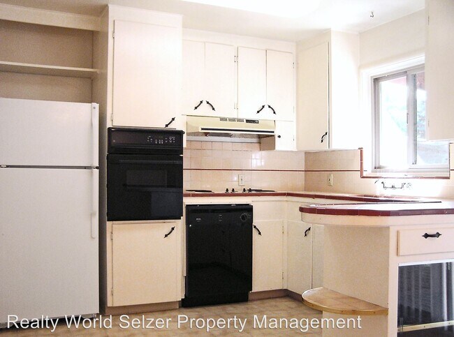 Building Photo - 3 br, 1 bath House - 585 Stella Dr.