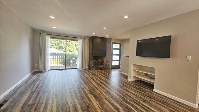 Foto del edificio - Modern Bellevue Townhome | Chef’s Kitchen, Dual Fireplaces & Private Patio