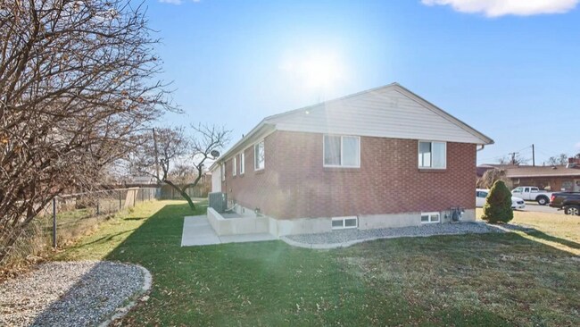Building Photo - 386 200 E