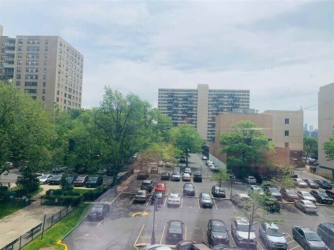 Foto del edificio - 10 Huron Ave