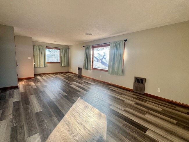 Foto del edificio - 4 bed, 2 bath acreage in Pickrell area