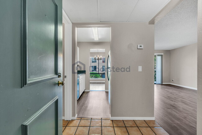 Foto del edificio - 460 N Civic Dr