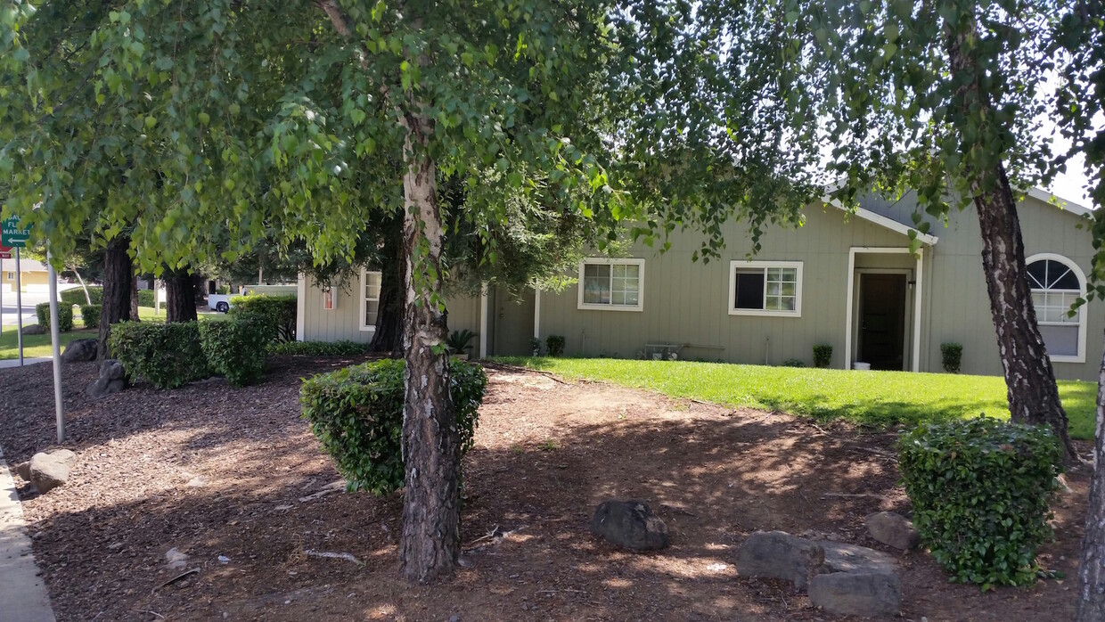Foto principal - 806 S Lincoln Way
