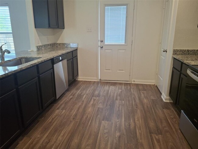 Building Photo - 405 Riverdale Dr