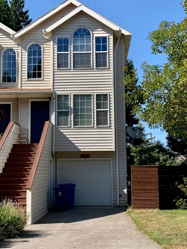 Town house - 21415 SE Alder Ct