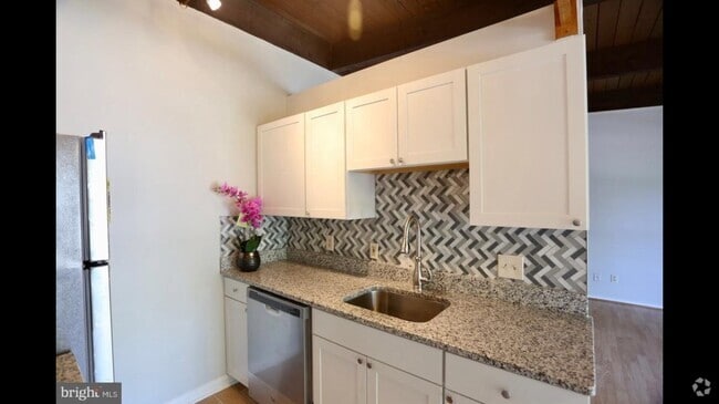 Building Photo - 4949 Americana Dr