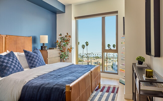 Interior Photo - 700 Broadway