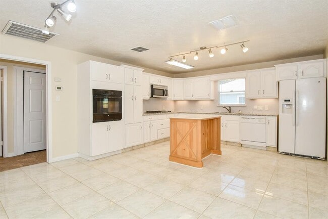 Building Photo - 4113 Edison St