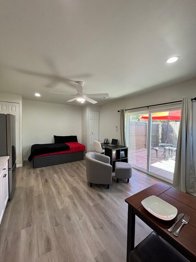 Sala de estar luminosa y abierta - 6421 Gary Ct