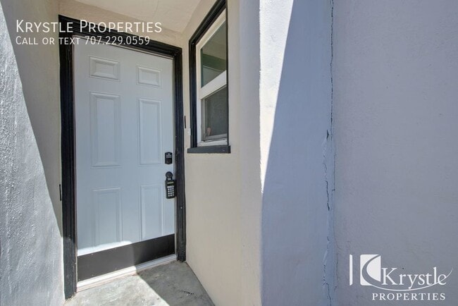 Building Photo - Cute, updated apartment