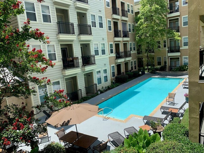 Piscina - Zona de barbacoa - 2020 5th Ave S