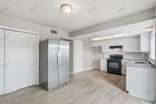 Foto del edificio - 304 Candlewood Ln