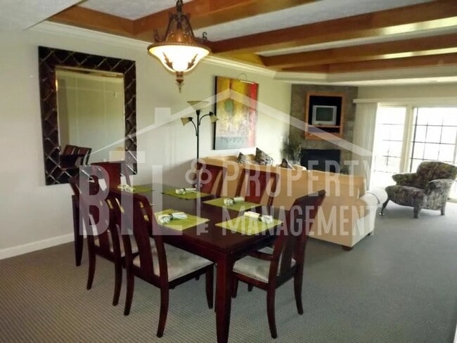 Building Photo - Lake Front! 2 Bedroom Condo in Hollister