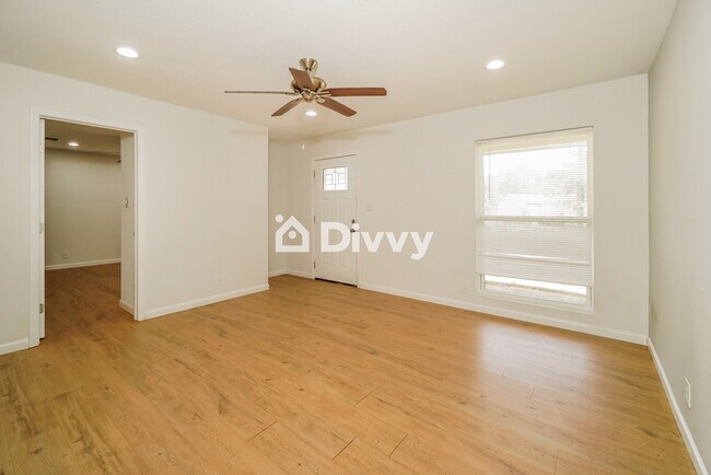 Foto del edificio - 122 Sandy Oaks St, Live Oak, TX 78233