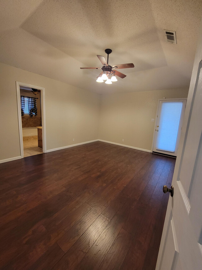 Building Photo - 3600 Crestmont Dr